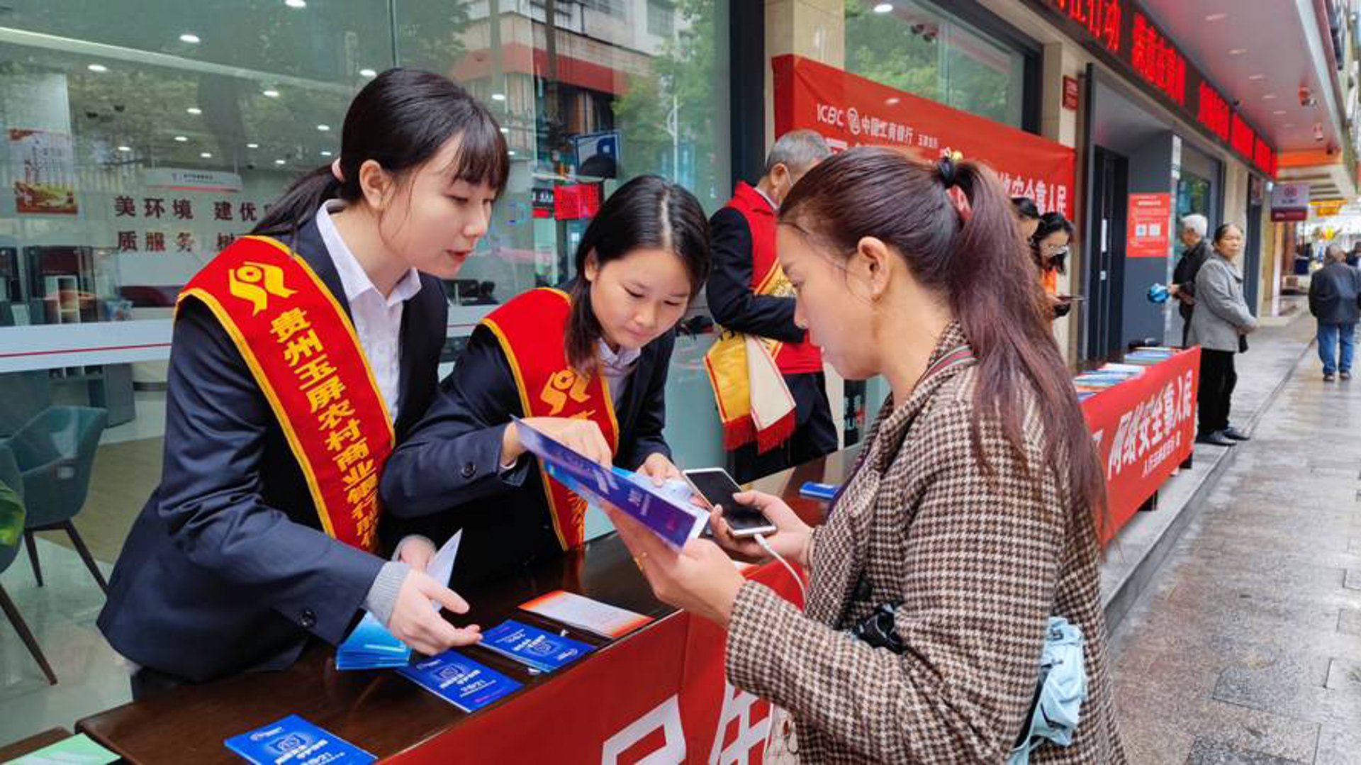 华银金融服务